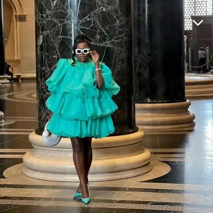 Robes de bal bouffantes en Tulle violet d'autruche, manches courtes, longueur aux genoux, Style Cupcake, robes de soirée pour femmes, plumes