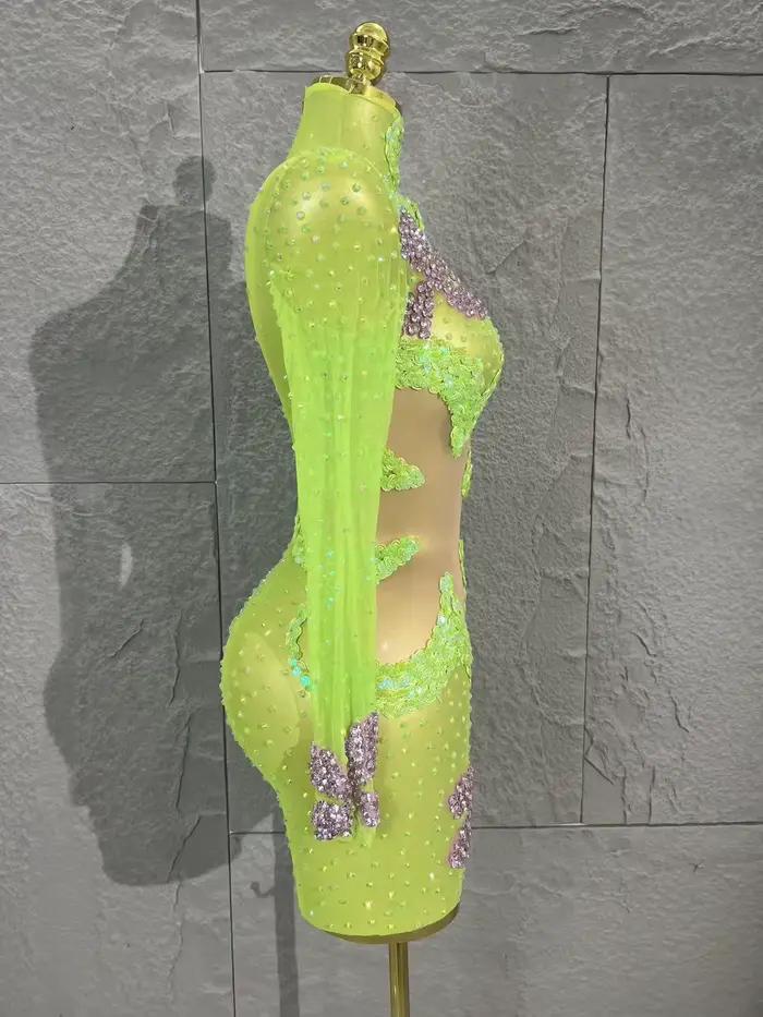 Mini-jupe verte décorée de paillettes