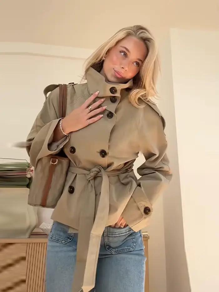 Trench court à taille ceinturée pour femme