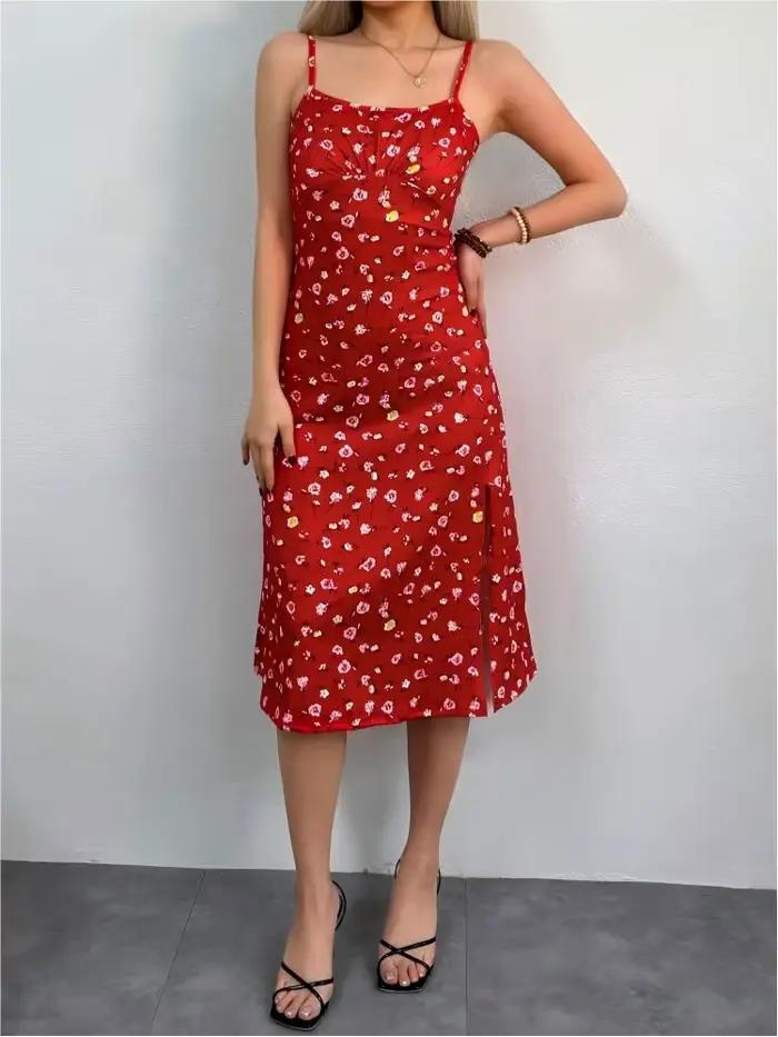 Jupe longue florale rouge avec fente latérale, détails bretelles tendance, silhouette amincissante, effet féminin et élégant pour femmes occasions spéciales printemps été