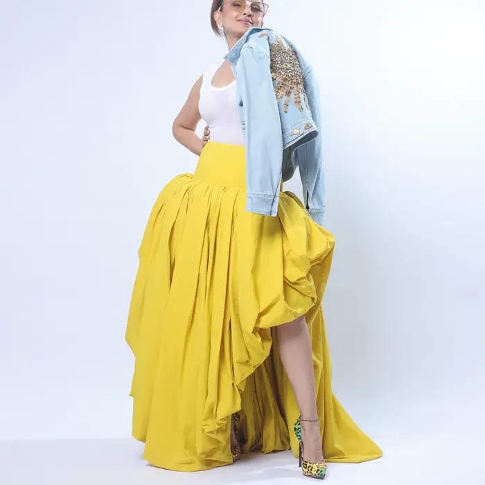 Jupe longue maxi bouffante jaune taille haute à fente irrégulière et drapée