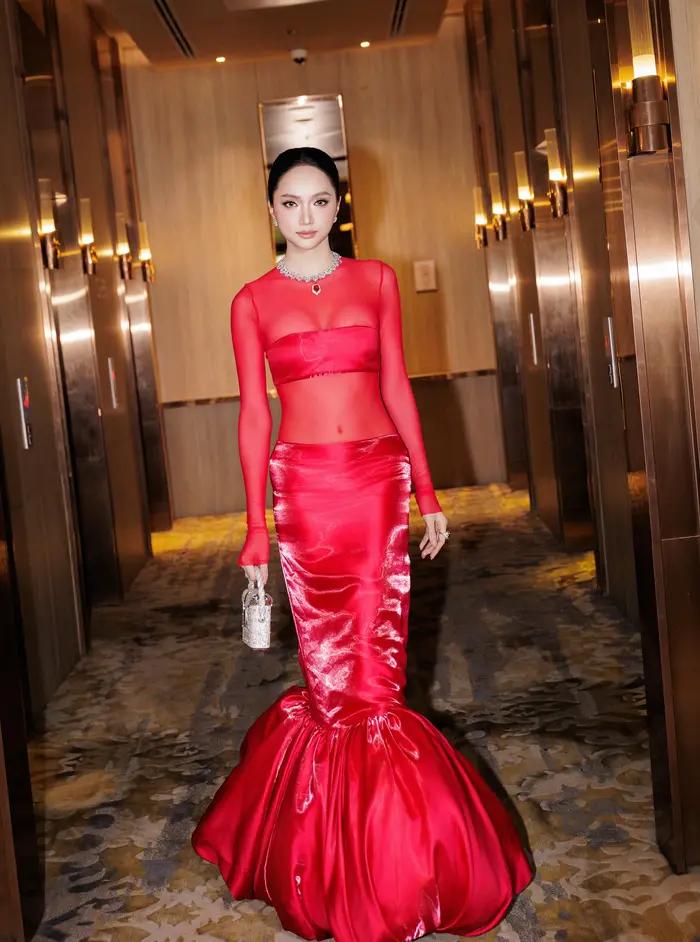 Jupe longue sirène rouge métallisé taille haute en satin brillant, coupe sirène, pour soirée, avec évasement volumineux, pour femme