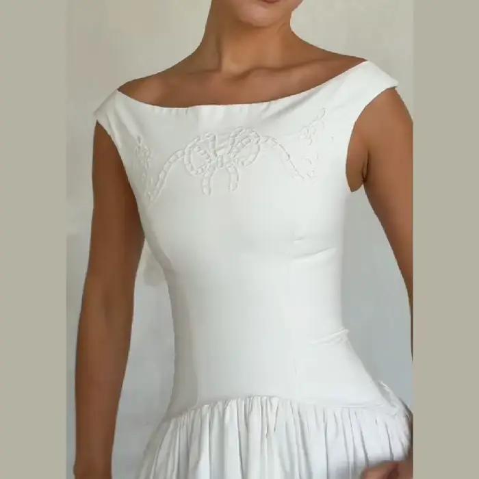 Robe midi blanche à épaules dénudées pour femme, broderie et dentelle, coupe évasée, sans manches, élégante, pour soirée d'été ou cocktail