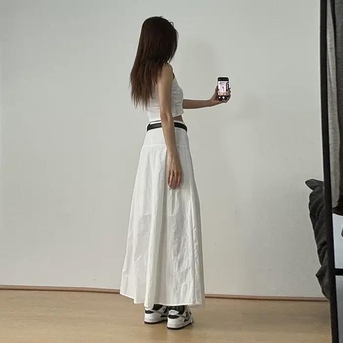 Jupe blanche femme mince drapé