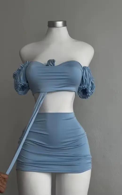 Une jupe courte deux pièces sexy et à la mode avec des manches bouffantes plissées évidées qui enveloppe les hanches