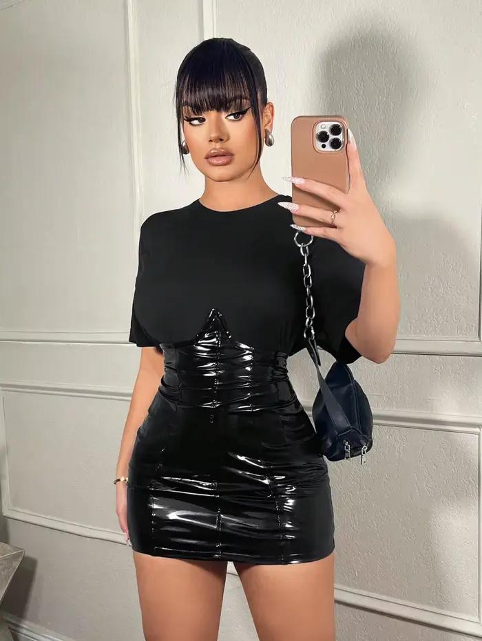 Mini jupe en cuir noir haute brillance