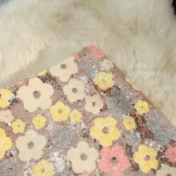 Jupe mi-longue à paillettes florales