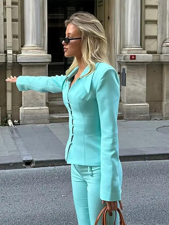 Ensemble jupe et blazer urbain pour femme, chemisier noir à manches courtes boutonné, jupes plissées blanches, tenue élégante pour femme printemps-été 2026