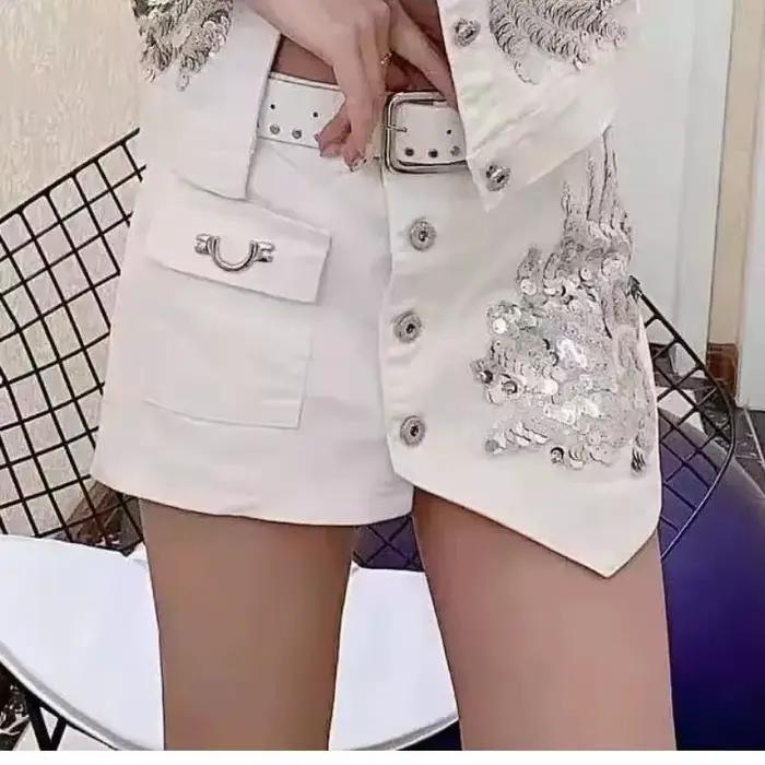 Jupe Courte en Jean à Paillettes Tendance Femme Printemps/Été 2026 Nouvelle Collection Coréenne Taille Haute Slim Irrégulière Sexy Hot Pants Blanc Noir Décontractée
