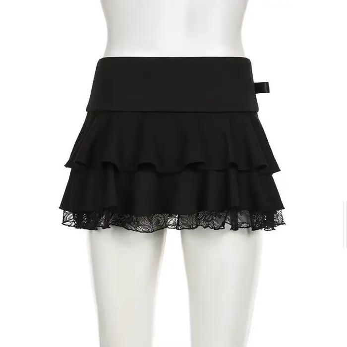 Mini-jupe noire à volants avec bordure en dentelle et nœud en ruban
