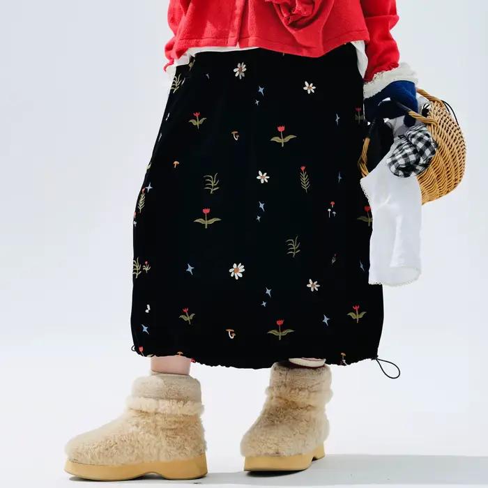 Jupe midi brodée à motifs floraux, velours vintage, sortie quotidienne, ambiance réconfortante de style Mori
