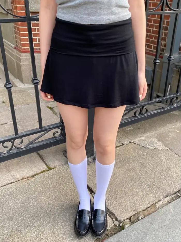 Mini-jupes noires plissées pour femme