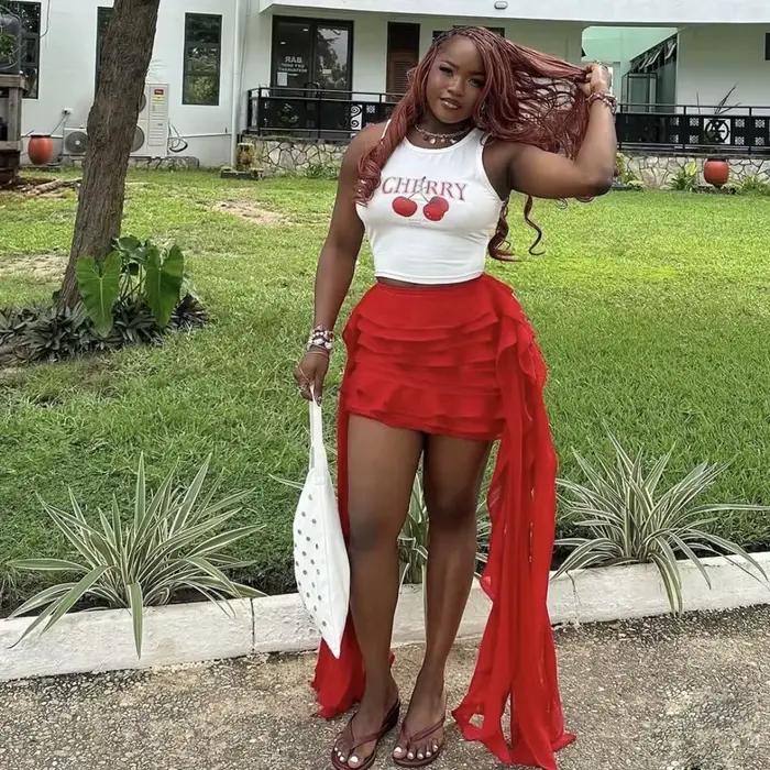 Jupe asymétrique rouge sans haut
