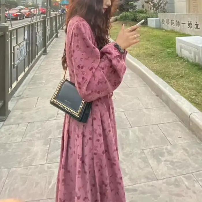 Robe à fleurs en velours côtelé