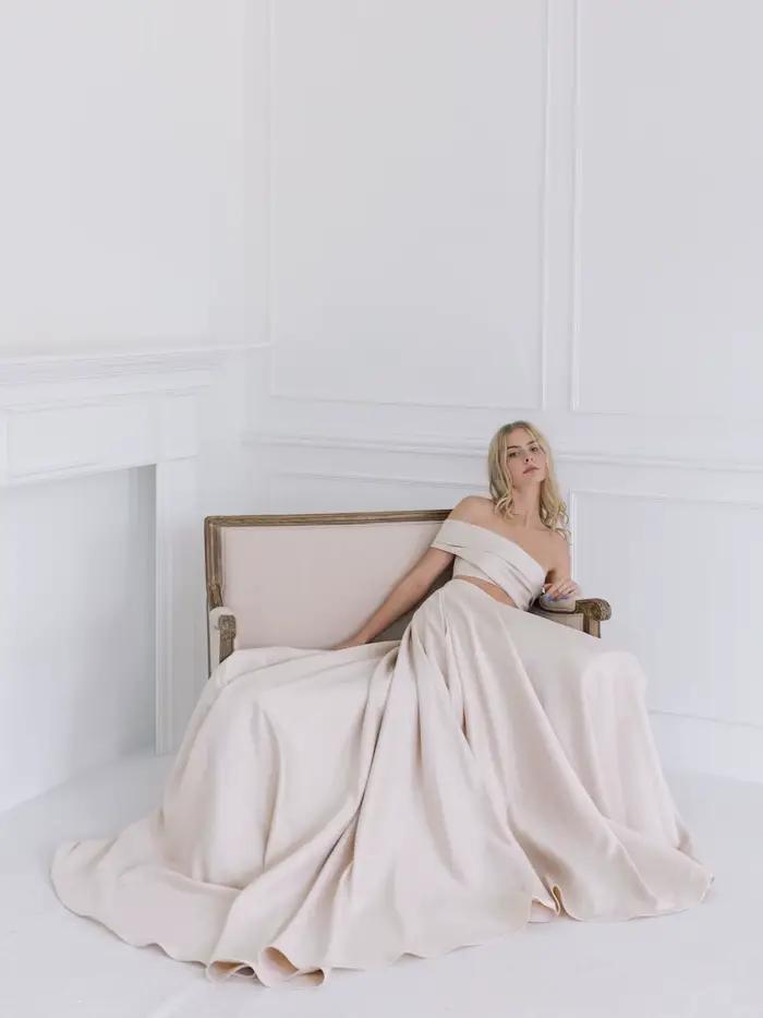 Jupe longue de soirée élégante en satin beige de luxe avec poches