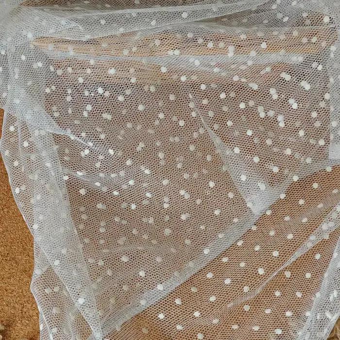 Tissu en tulle floqué à pois