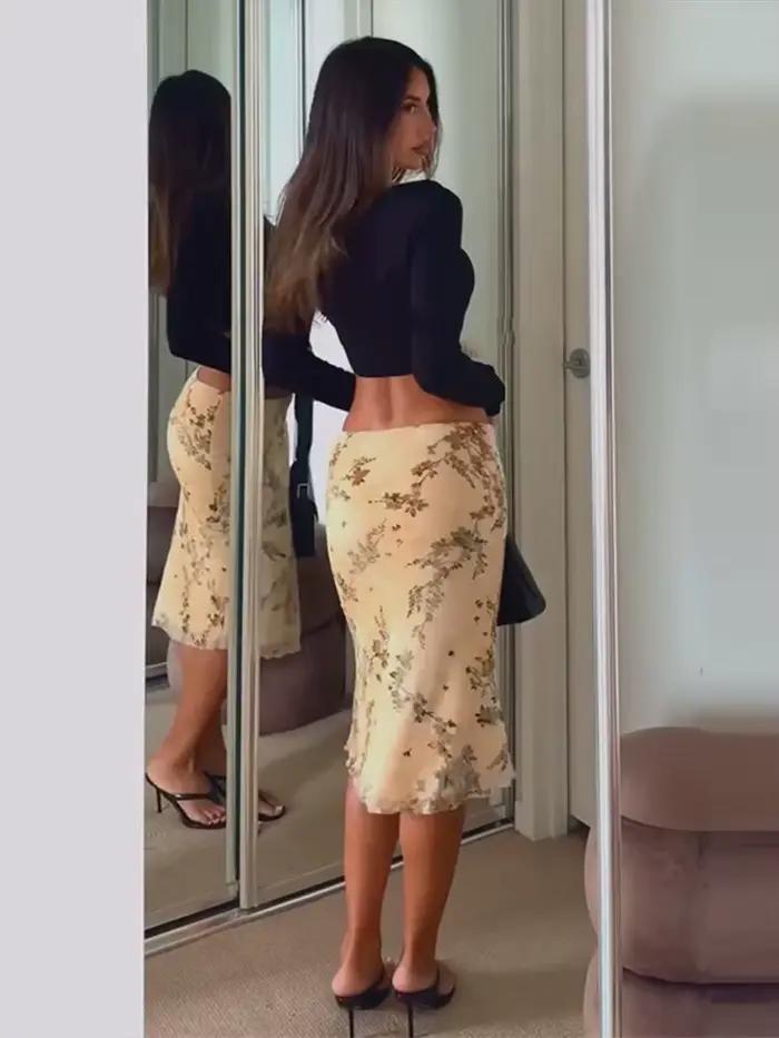 Ensemble 2 pièces rayé pour femme : Crop top à volants et col carré avec jupe longue à volants superposés taille haute – Tenue décontractée pour les vacances d'été