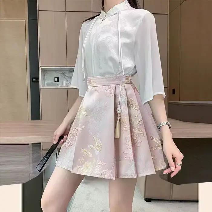 Jupe plissée taille haute en satin jacquard style chinois