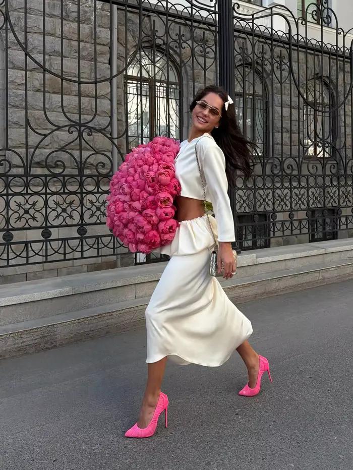 Jupe midi élégante et luxueuse en satin crème pour femme