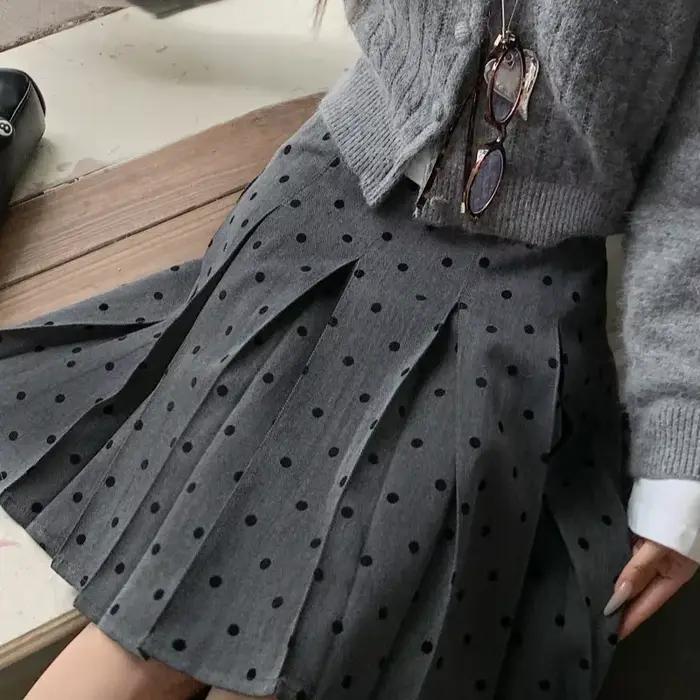 Jupe plissée à pois floquée