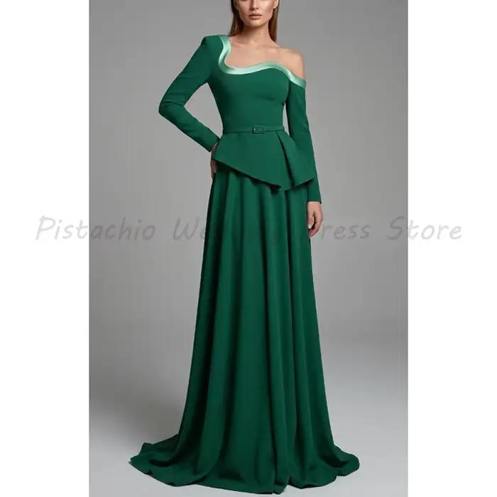 Robe de soirée verte asymétrique à manches longues