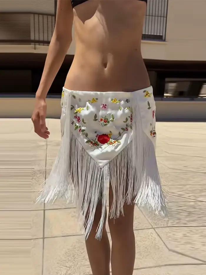 Jupe courte en satin brodée de fleurs pour femme