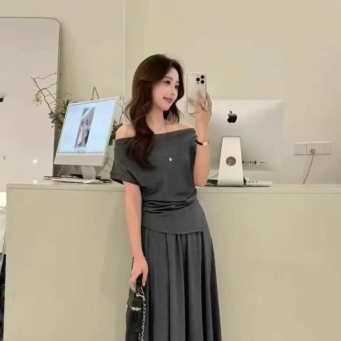 Ensemble deux pièces style coréen pour femme : haut asymétrique et jupe midi taille haute