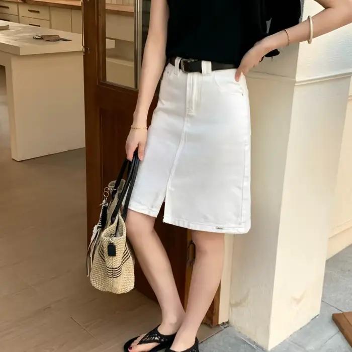 Mini-jupe en jean délavé blanc cassé pour femme avec ceinture