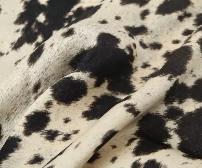 Jupe mi-longue taille haute en satin de soie à imprimé animal