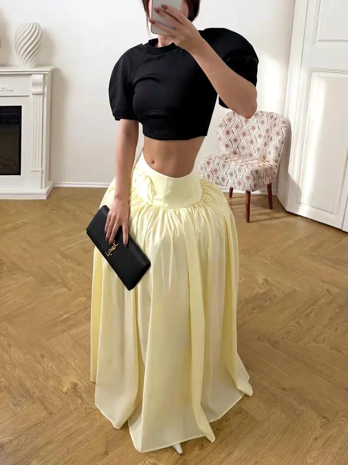 Jupe longue en satin jaune pâle pour femme