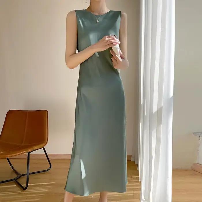 Robe longue trapèze sans bretelles en satin de soie pour femme