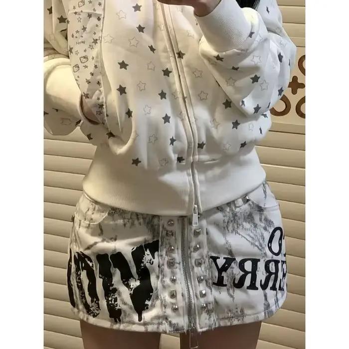 Mini-jupe short en jean délavé taille basse avec motifs graffiti pour femme