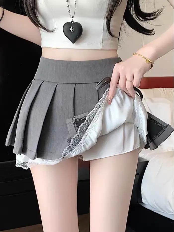 Jupe-short plissée avec dentelle intégrée - Mini-jupe taille haute élégante avec nœud et fente