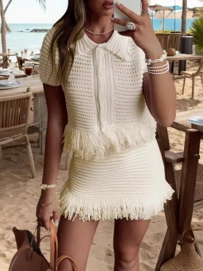 Ensemble élégant jupe courte et haut tricoté à manches courtes boutonné pour femme