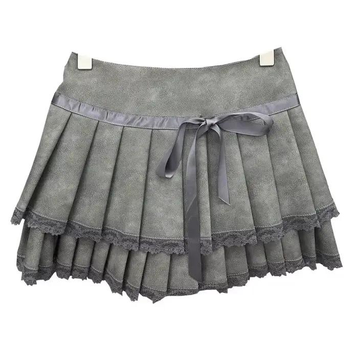Mini-jupe plissée en similicuir à bordure dentelle pour femme