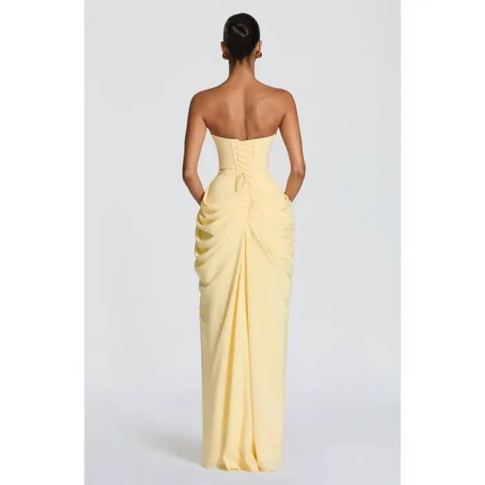 Robe longue plissée sans bretelles pour femme avec fente haute et design fluide