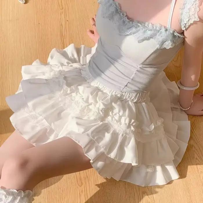 Jupe mini étagée blanche en dentelle