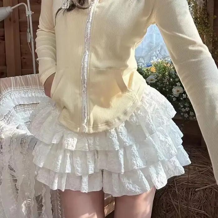 Jupe mini en dentelle à volants style gâteau superposé crémeux