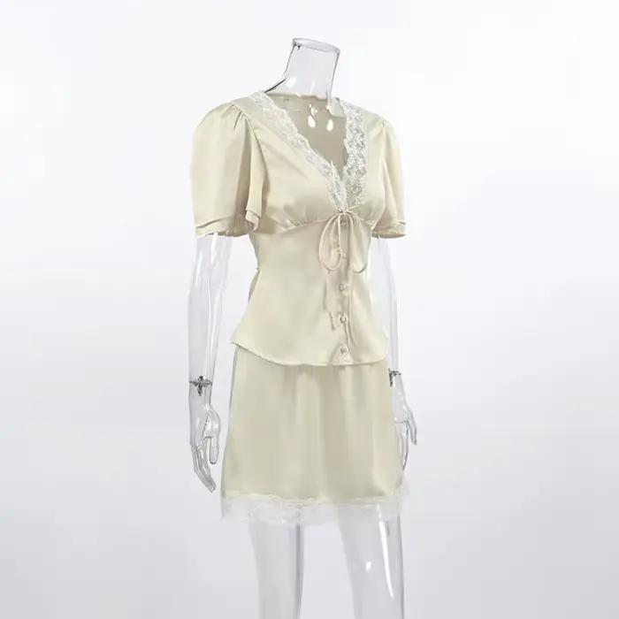 Nouvel ensemble jupe d'été 2 pièces tendance : haut uni à col en V avec patchwork de dentelle
