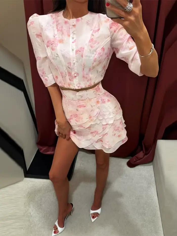 Ensemble Chic Nouvelle Collection Été 2026 pour Femme : Mini-Jupes à Imprimé Floral et Crop Top à Col Rond, Manches Courtes, Boutonnage Simple et Volants