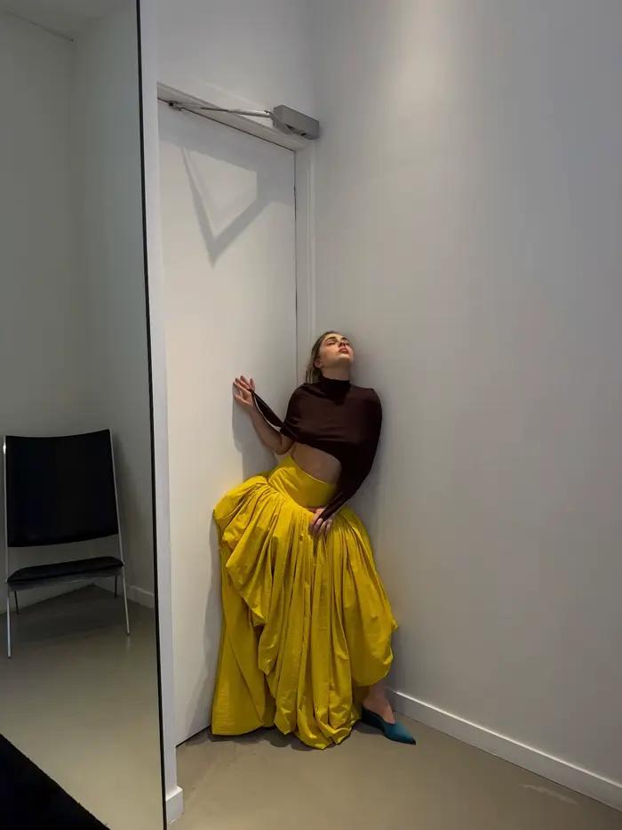 Jupe longue jaune taille haute style défilé, sur mesure, en taffetas froncé irrégulier, asymétrique et unique pour femme, idéale pour les soirées