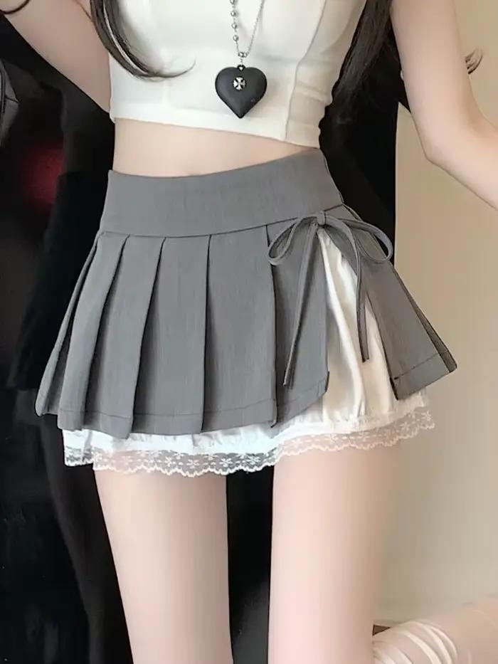 Jupe-short plissée avec dentelle intégrée - Mini-jupe taille haute élégante avec nœud et fente