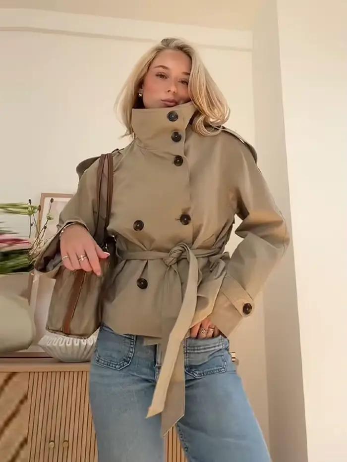 Trench court à taille ceinturée pour femme