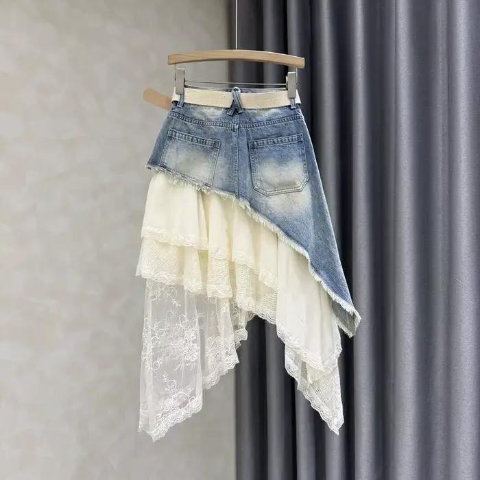 Jupe en jean à empiècements en dentelle pour femme, coupe haute, style tendance, longueur mini, polyester, plis décoratifs, ajustement confortable, occasions spéciales