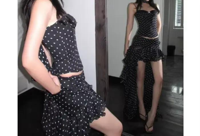 Robe moulante noire à pois avec volants, design automnal original pour femme
