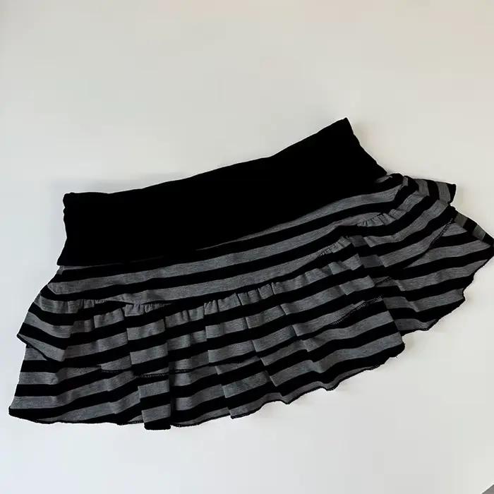 Mini jupe à volants rayée noire et grise
