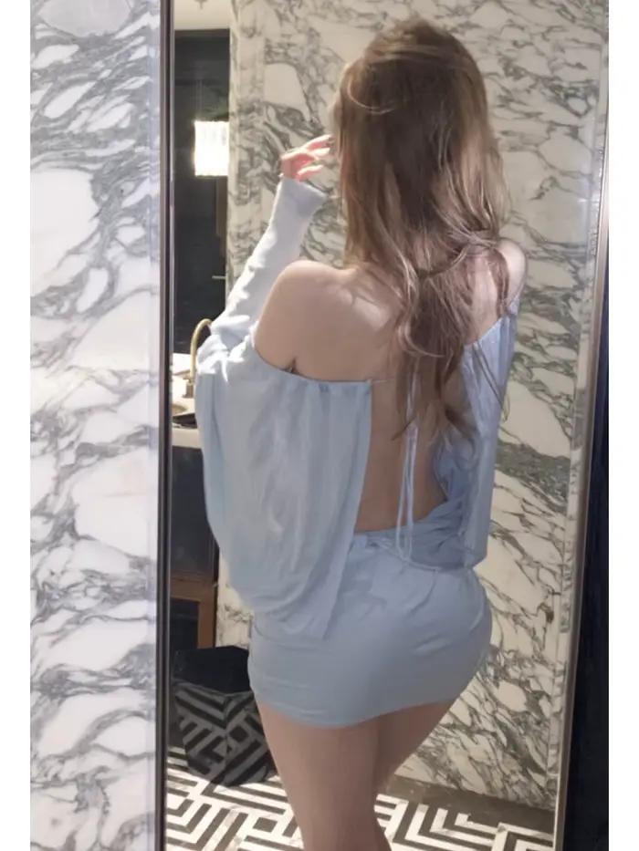 Robe moulante bleue à une épaule