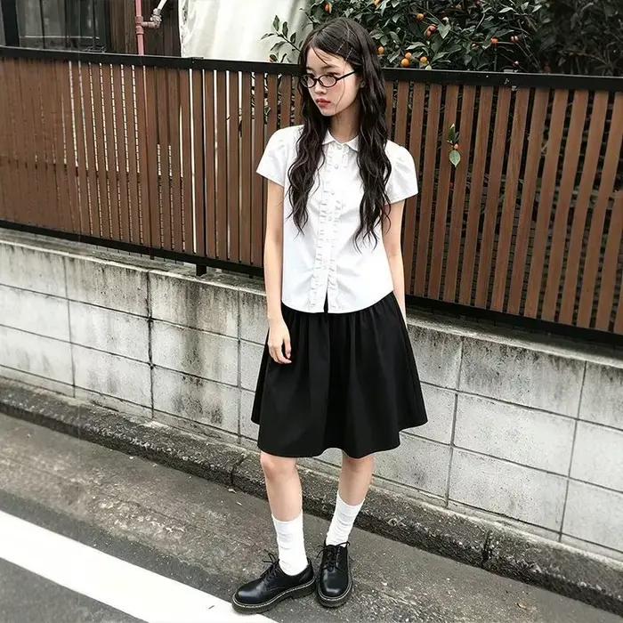 Jupe courte évasée noire taille haute pour femme