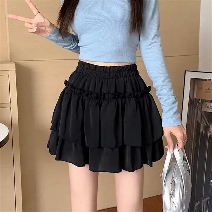 Jupe blanche kawaii plissée avec volants pour femmes, silhouette ajustée et look décontracté, idéale pour les sorties estivales et les soirées entre amis