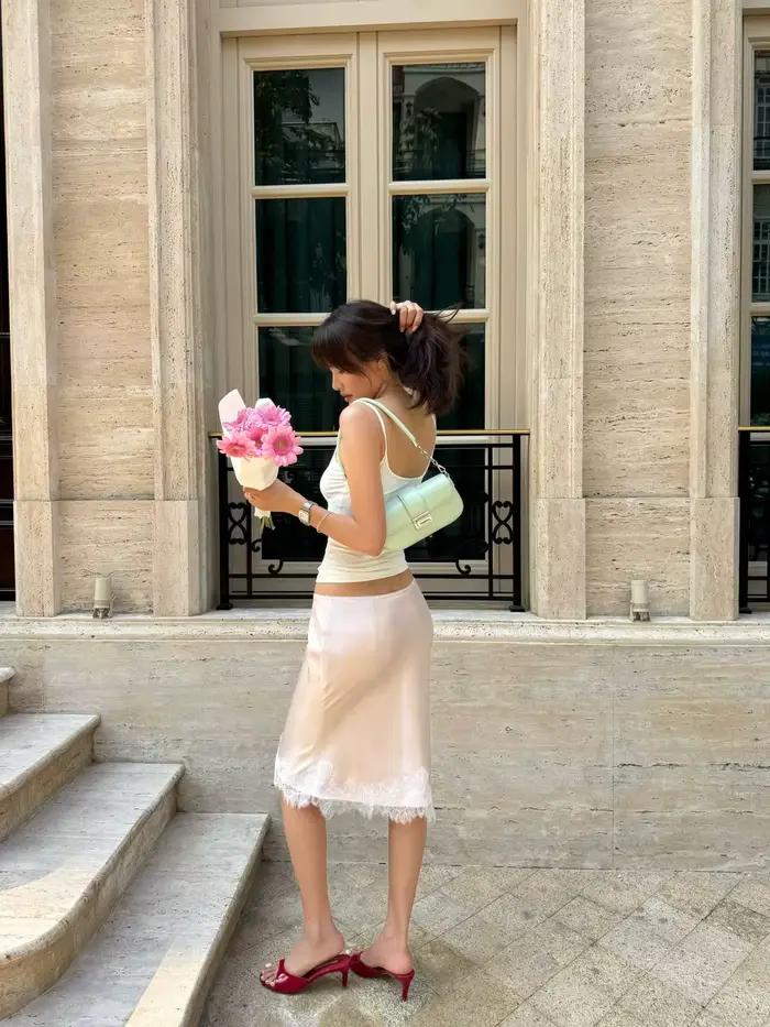 Jupe plissée en satin rose vif pour femme